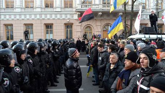 Plusieurs milliers d'Ukrainiens manifestaient encore ce mardi matin à Kiev devant le Parlement.