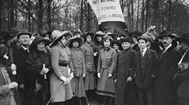 Manifestation de femmes franco-belges voulant servir comme auxiliaires dans l'armée durant la guerre de 14-18. [Branger/Roger-Viollet - AFP]