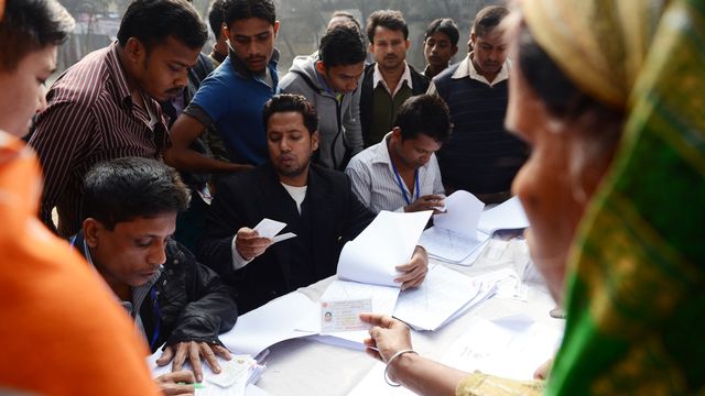Des électeurs bangladais à Dacca, le 5 janvier 2014. [Roberto Schmidt - AFP Photo]
