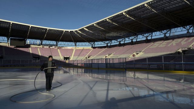 La glace de la patinoire construite dans le stade où se déroule le MSC Winter Classic le 11 janvier 2014. [Martial Trezzini - Keystone]