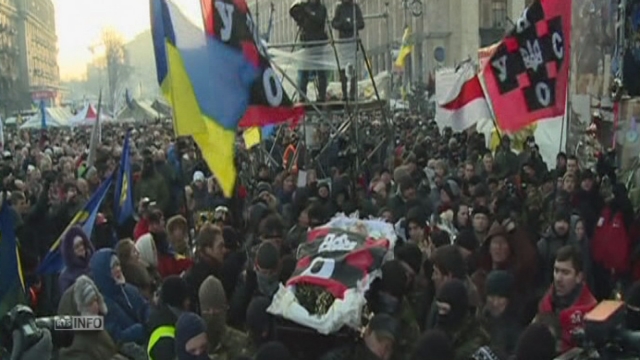 Le cercueil d'un opposant exhibé au centre-ville de Kiev [RTS]