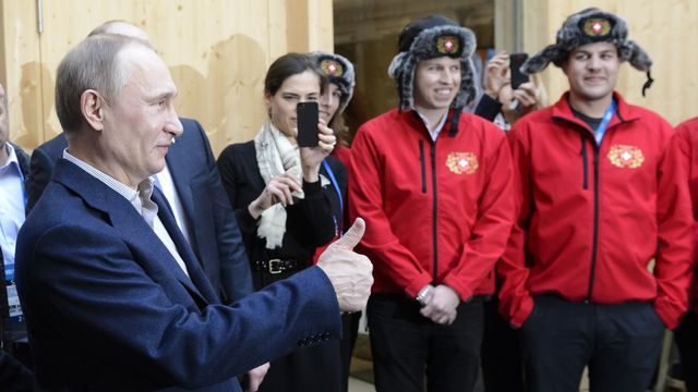 Le président russe lors de sa visite à la Maison suisse à Sotchi. [Laurent Gillieron - Keystone]