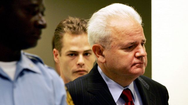 Slobodan Milosevic entrant à la Cour de la Haye en juillet 2004. [Bas Czerwinski/Pool - Reuters]