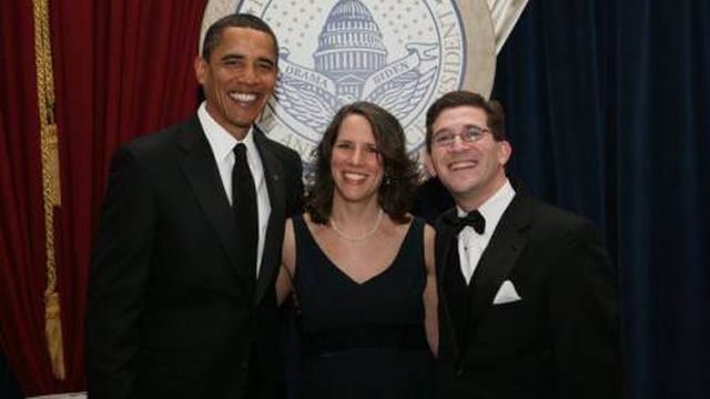 Suzi LeVine et son mari posent avec Barack Obama en février 2009. [http://suzilevine.wordpress.com]