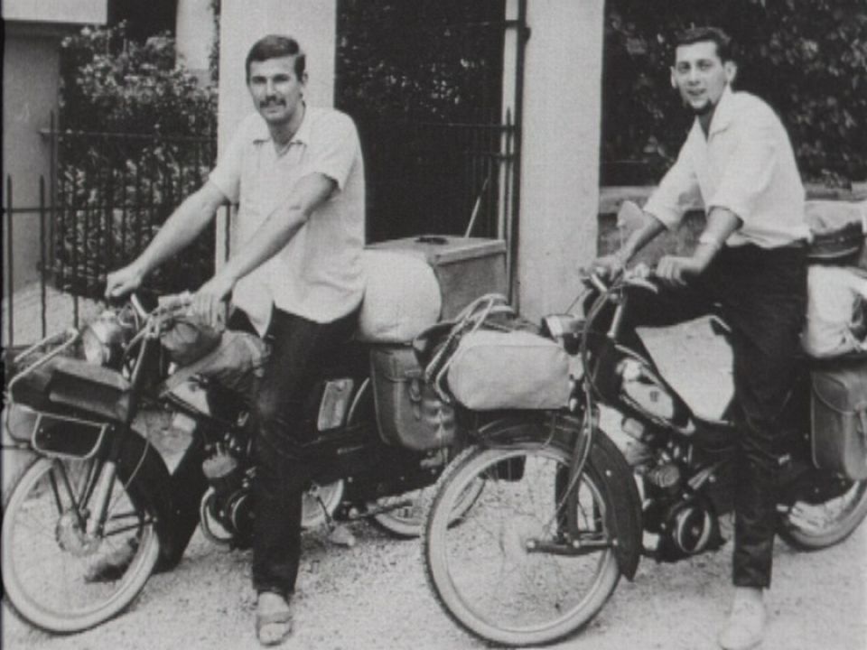 Deux jeunes Romands relient Lausanne à Katmandou en vélomoteurs. [RTS]