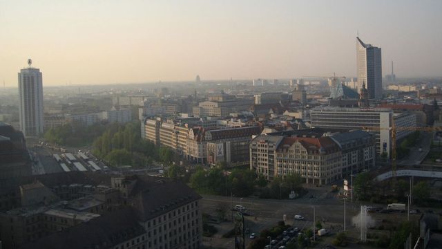 Vue de la ville de Leipzig avec la tour (anciennement de l'Université) dont la forme rappelle un livre ouvert.  [Jean-Pierre Amann - RTS]
