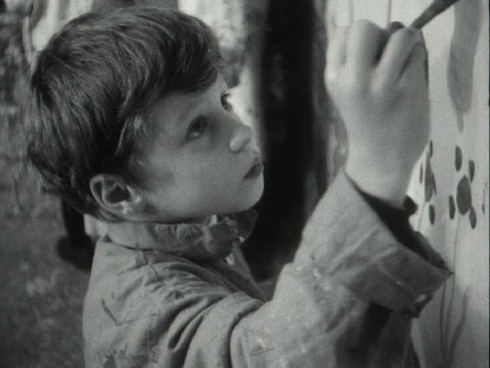 Petit garçon peignant dans un atelier d'art créatif pour enfants, 1966. [RTS]