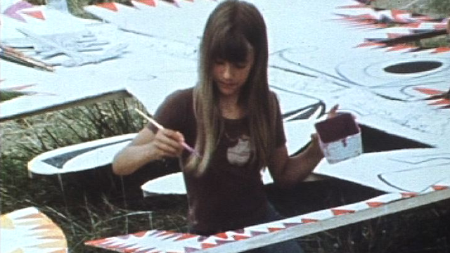 Jeune artiste peignant un totem en 1976. [RTS]