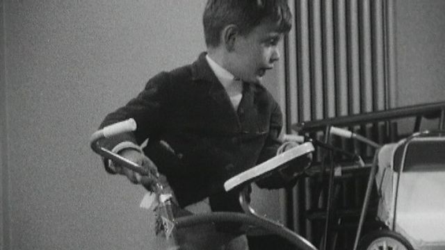 Un garçon dans une ludothèque à Lausanne en 1963. [RTS]