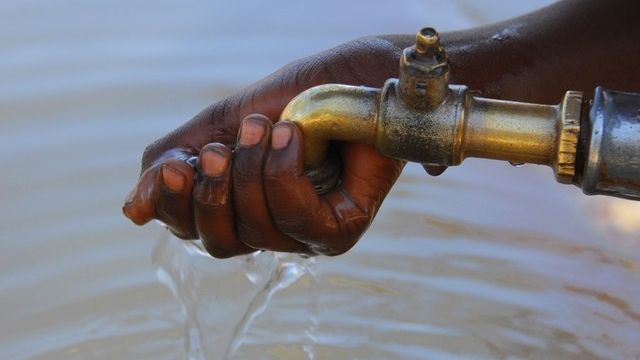 L'accès à l'eau potable est un enjeu planétaire et vital. [africa - Fotolia]