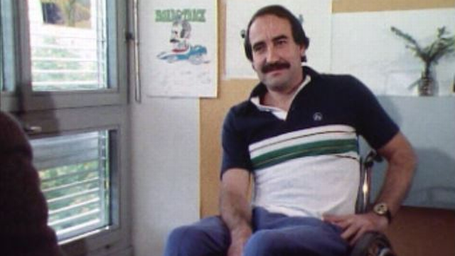 En 1980, le pilote suisse Clay Regazzoni est en traitement au centre pour paraplégiques de Bâle. [RTS]