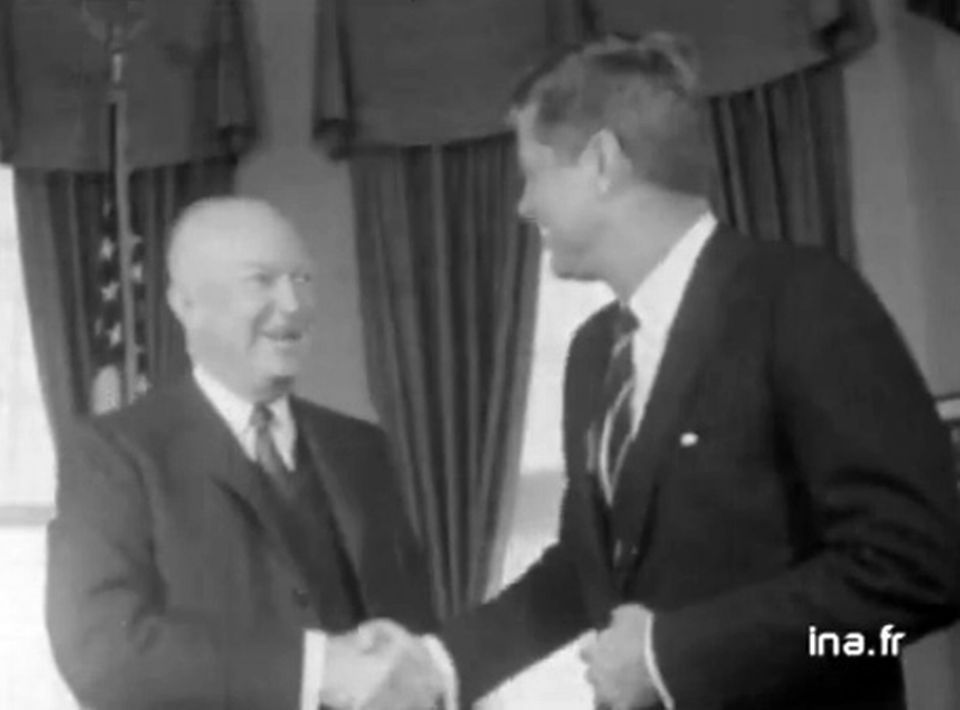 John Fitzgerald Kennedy serre la main de Dwight Eisenhower. [INA]