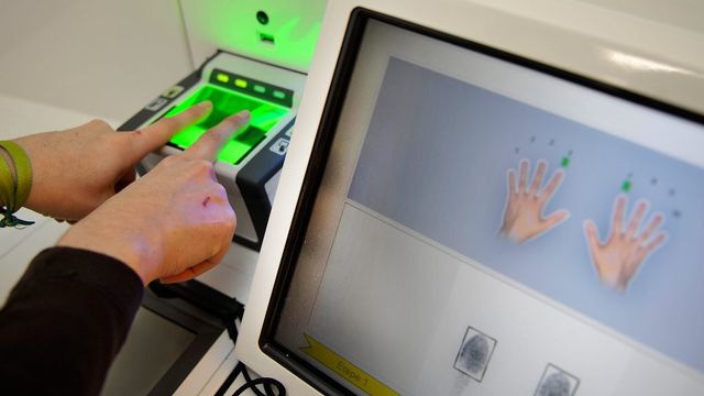 Le centre de recherche et d'évaluation créé à Martigny vise à la transmission des savoirs en matière de biométrie (ici la saisie de données biométriques à Lausanne, pour la réalisation d'un passeport). [Dominic Favre - Keystone]