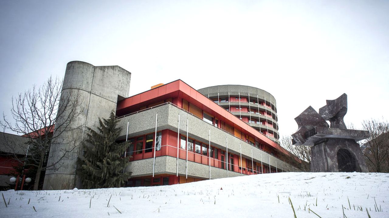 L'ambiance de travail à l'Hôpital du Valais est plombée par ces licenciements, selon la CEP. [Olivier Maire - Keystone]
