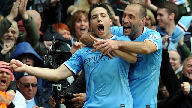 Nasri et Zabaleta ont des raisons de sourire. Manchester City est de nouveau au sommet de la Premier League. [Rui Vieira - Keystone]