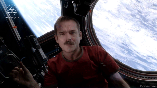 Capture écran du clip de Chris Hadfield où il reprend Space Oddity de David Bowie. [Dailymotion]