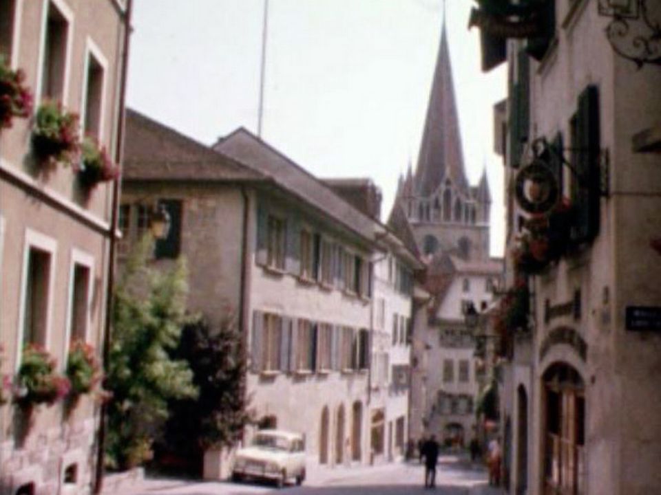 Les ruelles de la Cité au pied la Cathédrale Notre-Dame de Lausanne en 1970. [RTS]