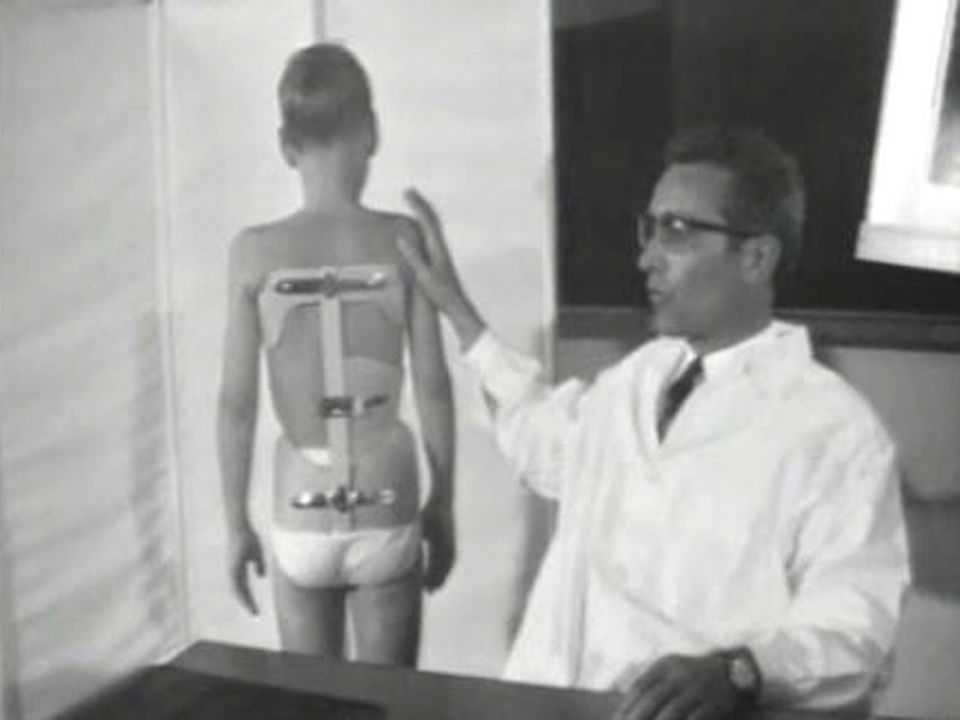Présentation d'un traitement contre le mal de dos, 1968. [RTS]