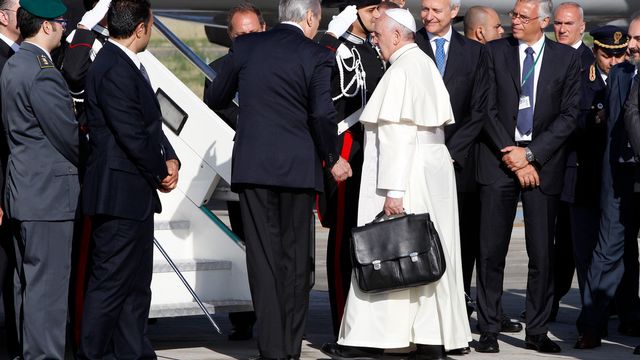 Le pape François sur le point  de monter à bord de l'avion d'Allitalia qui doit l'emmener dans la ville d'Amman, en Jordanie. [Riccardo De Luca - AP Photo]