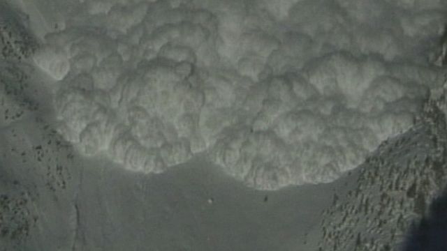 Avalanche déclenchée par l'Institut de la neige d'Anzère. [RTS]