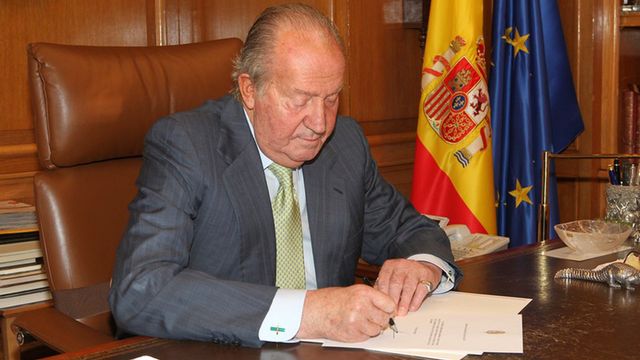 Juan Carlos signe les papiers concernant son abdication [AP Photo/Spanish Royal Palace - Keystone]