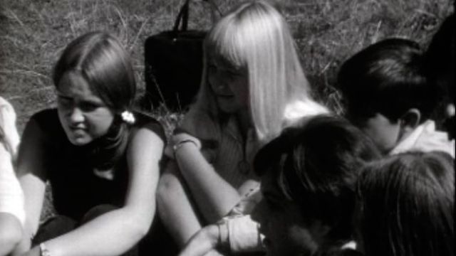 Des adolescents en discussion en 1970. [RTS]