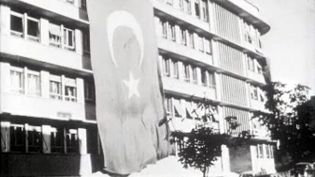 Un reportage sur la Turquie après les dernières élections de 1961.