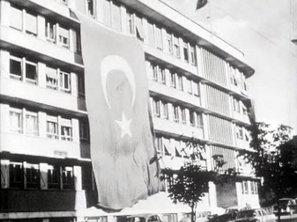 Un reportage sur la Turquie après les dernières élections de 1961.