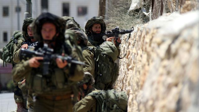 L'armée israélienne a mené une vaste opération à Hébron, pour retrouver trois Israéliens enlevés jeudi soir. [Shadi Hatem - Anadolu Agency/AFP]