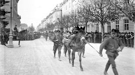 Défilé militaire, Bern c.1914 [Archives fédérales suisses, Wikicommons]