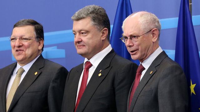 Le président ukrainien Petro Porochenko entouré de Jose Manuel Barroso, président de la Commission européenne, et Herman Van Rompuy, président du Conseil européen. [Stringer - Reuters]