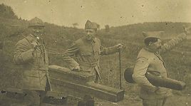 Transport du violoncelle " le Poilu " Génicourt - octobre 1916, de gauche à droite: Maréchal, Caplet, Durosoir. [Durosoir.com ]