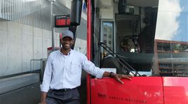 Falanga Yangala, dit Frédy, chauffeur de tram à Bernmobil, fait l’éloge de la lenteur bernoise.. [Alain Arnaud - RTS]