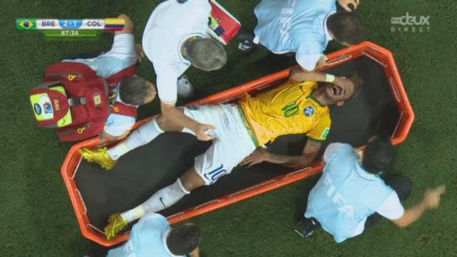 1-4, BRA-COL (2-1): coup dur pour le Brésil puisque sur ce contact avec Zuniga, Neymar se blesse et manquera la suite du mondial [RTS]