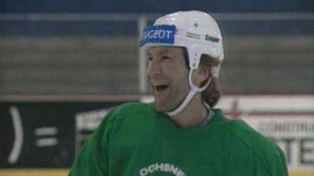 Le hockeyeur Glen Anderson sur la glace du HC La Chaux-de-Fonds en 1996. [RTS]