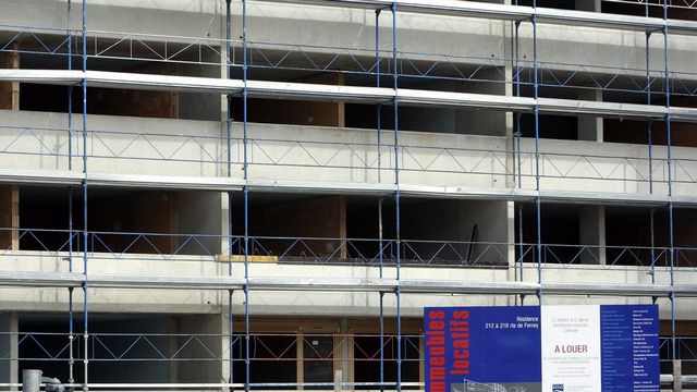 Devant un chantier un panneau annonce la mise en location de 4 immeubles locatifs pour la fin de l'année, à Genève. Image d'archives. [Salvatore Di Nolfi - Keystone]