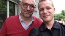 Le selfie de la victoire: Rouven Gueissaz (à droite) et l'ex-banquier Vincent Kuhn [RTS]