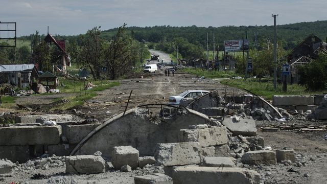 Une route détruite par un bombardement dans la province de Donetsk. [Evgeniy Maloletka - AP/Keystone]