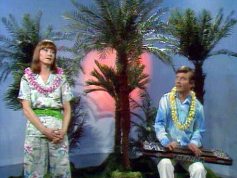 Arlette Zola et Jean Hemmer, son musicien, rêvent d'Hawaii.