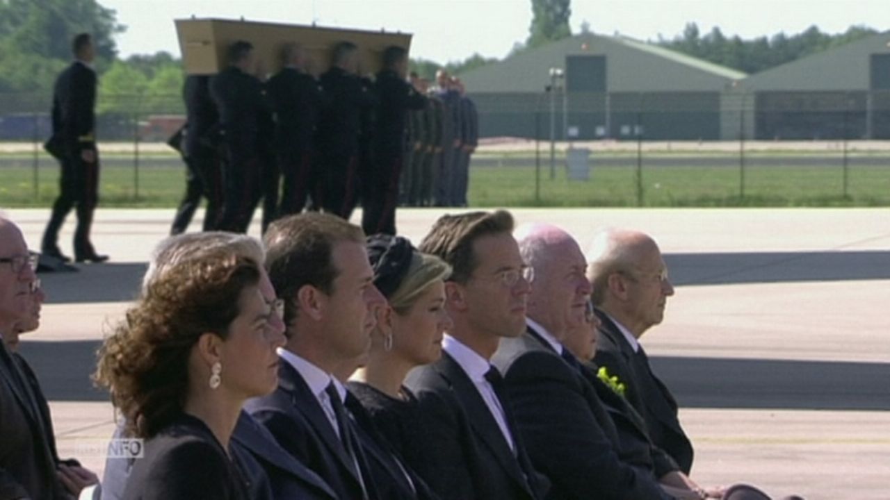 Les premiers corps des victimes du MH17 arrivent aux Pays-Bas [RTS]