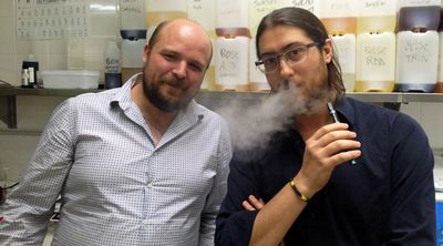 Jean Lorcy et Jean Moiroud, fabricants français d'e-liquides: "Jamais nous n’accepterons de nous faire racheter par un grand cigarettier! [Maurine Mercier - RTS]