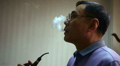 Hon Lik est l’inventeur de l'e-cigarette. Il a vendu pour 75 millions de dollars son brevet à la multinationale Imperial Tobacco, numéro deux européen des cigarettiers. [Wang Zhao - AFP]