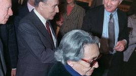 Marguerite Duras, proche de François Mitterrand depuis la Résistance, faisait partie du comité de soutien pour la réélection du président français en 1988. [Patrick Hertzog - AFP]
