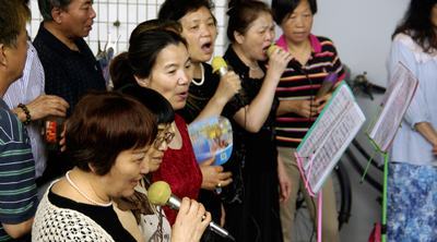 Le chant est l’une des valeurs les plus communément partagées en Chine. Ces femmes chantent leur amour pour leur mère patrie. [HUANG Yanning - RTS]
