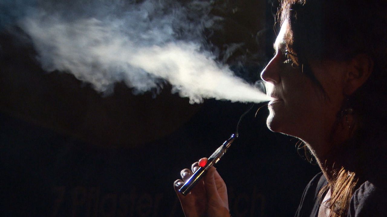 La cigarette électronique peut-elle aider au sevrage des fumeurs? Et quels en sont les risques? Les études manquent encore pour l'heure. [RTS]