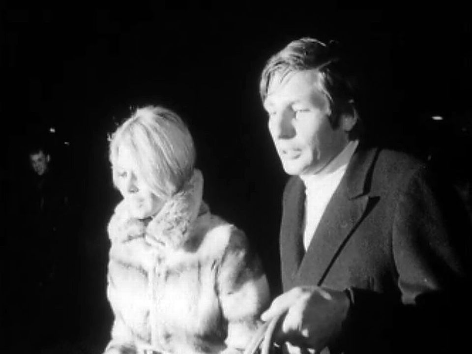 Traqué par la presse, le couple Bardot et Sachs quitte Genève.