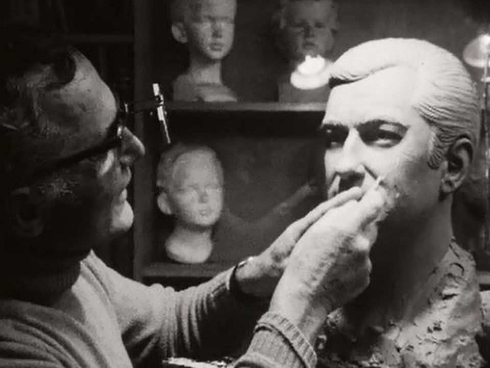 Le sculpteur Kounoff travaille le buste de l'acteur François Périer. [RTS]
