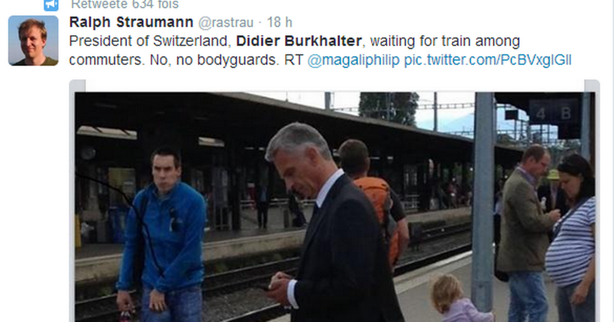 Une photo de Didier Burkhalter prenant le train sans protection fait le buzz