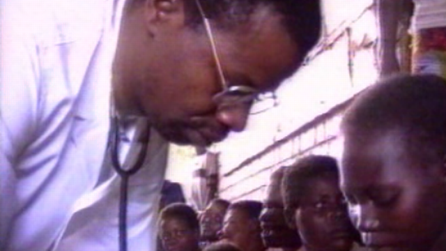 Zaire, 1995. Un médecin soigne des malades atteints par le virus Ebola. [RTS]