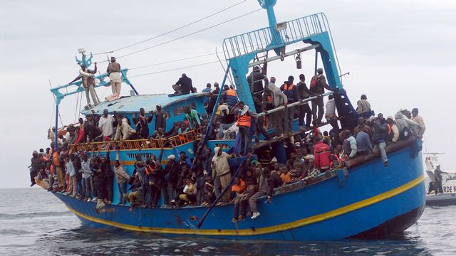 Un bateau de migrants près de la ville de Sfax en Tunisie. [Hafidh - AFP]